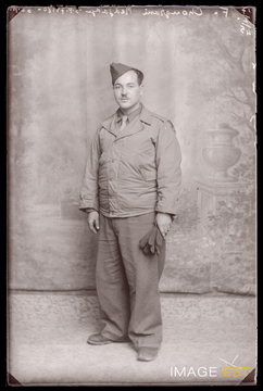 Portrait en pied d'un militaire marocain (Le Val-d'Ajol)